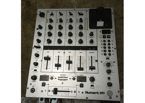 Vend table iM9 DJ Numark