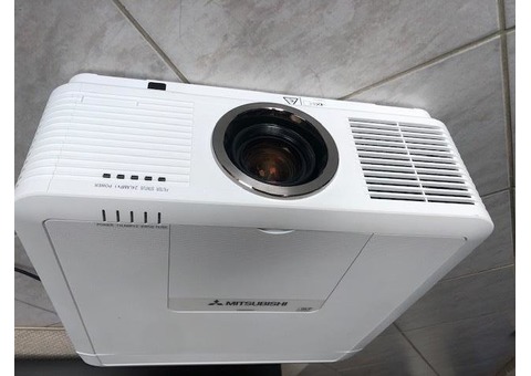 Vidéo projecteur UD8350U 7500 lumens