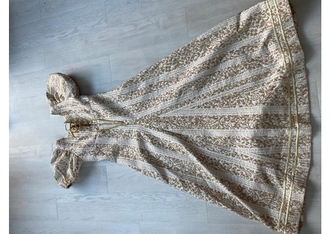 robe beige dorée