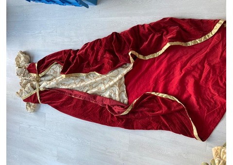robe rouge et beige