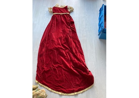 robe rouge et beige