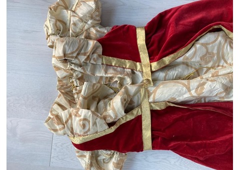 robe rouge et beige