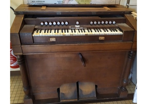 Donne Harmonium KASRIEL en bon état