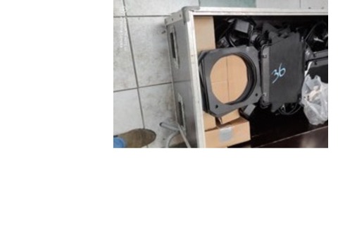 8 projecteurs Multibeam 575 OXO avec flightcase