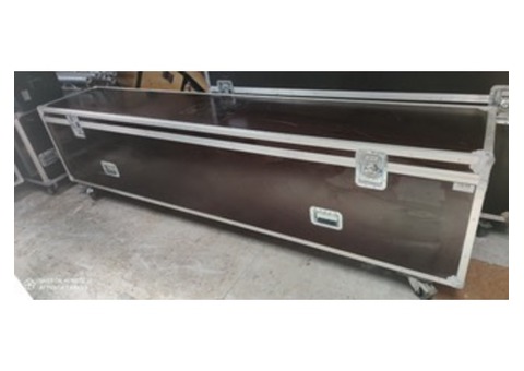 1 flightcase très grand longueur