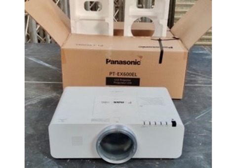 1 VIDÉO PROJECTEUR PANASONIC PTEX600EL et son kit