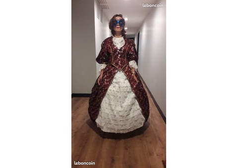 Magnifique robe vénitienne NEUVE avec 2 crinolines et une housse de protection