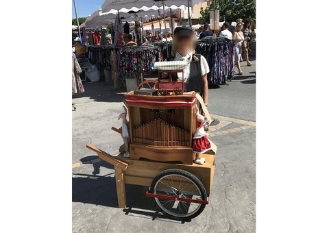 Orgue de barbarie avec charette et 33 cartons