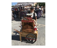 Orgue de barbarie avec charette et 33 cartons