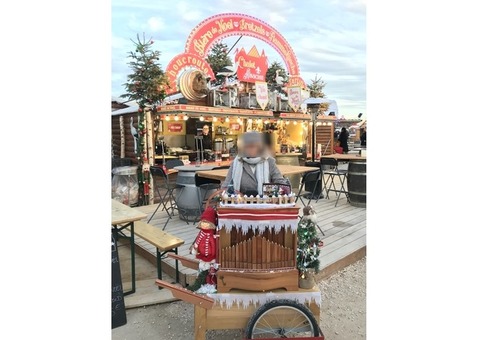 Orgue de barbarie avec charette et 33 cartons