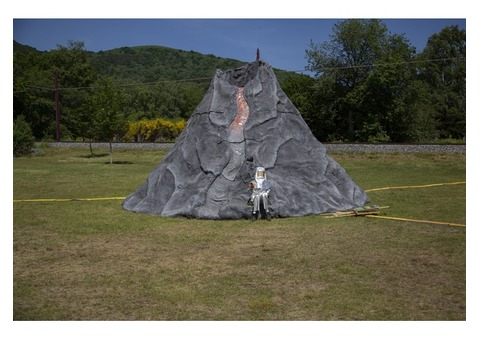 Grande maquette de volcan en résine et bois