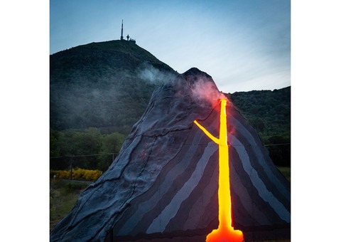 Grande maquette de volcan en résine et bois