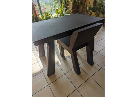 Chaise et table sur roulettes