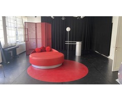 Décors théâtre lit rond rouge paravent et grand miroir