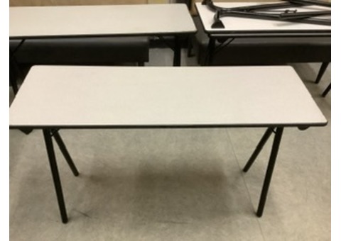 A vendre tables pliantes type collectivité