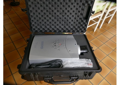 Projecteur professionnel Sanyo PLCXP57L
