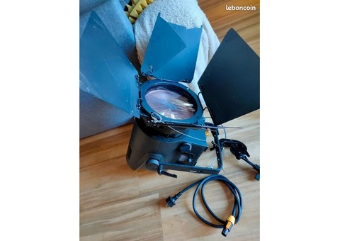 Projecteur Fresnel Led 240W RGBW CAMEO F2 FC