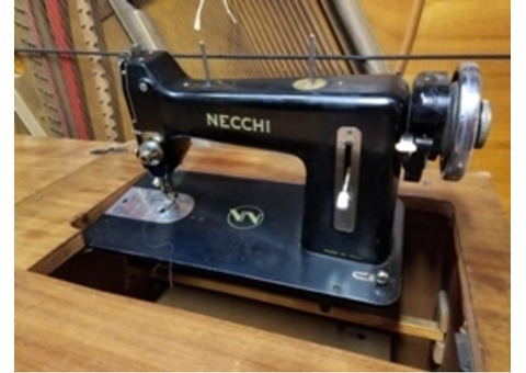Ancienne machine à coudre Necchi