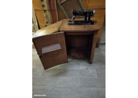 Ancienne machine à coudre Necchi