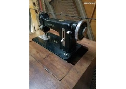 Ancienne machine à coudre Necchi