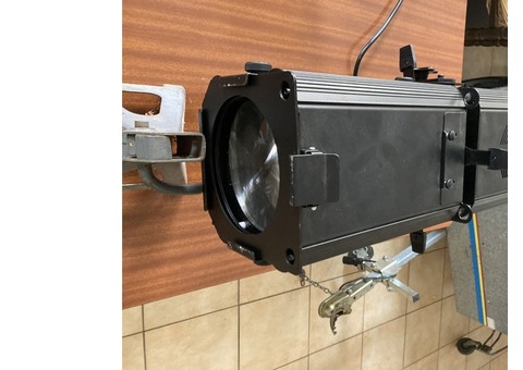 projecteur à découpes EUROLITE LED PFE100 RGBW profile spot