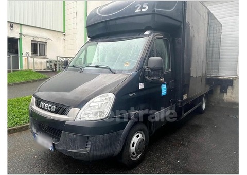 camion 20m3 noir IVECO DAILY avec rampe