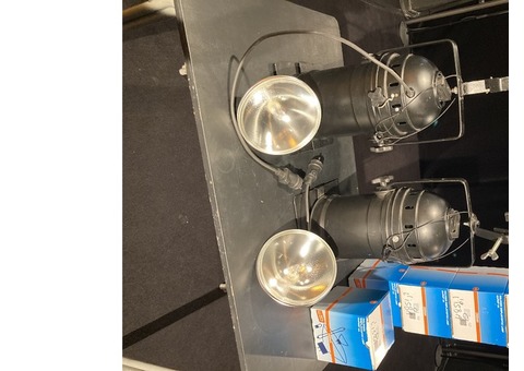 2 projecteurs PAR 64 7 lampes neuves