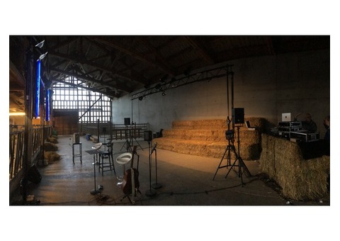Structure scénique avec pieds idéal pour tournée musique ou théâtre autonome
