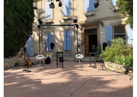 Structure scénique avec pieds idéal pour tournée musique ou théâtre autonome