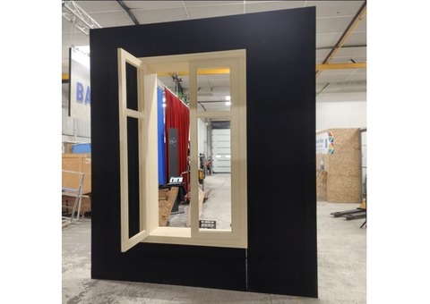 Décor fenêtre sur cadre acier