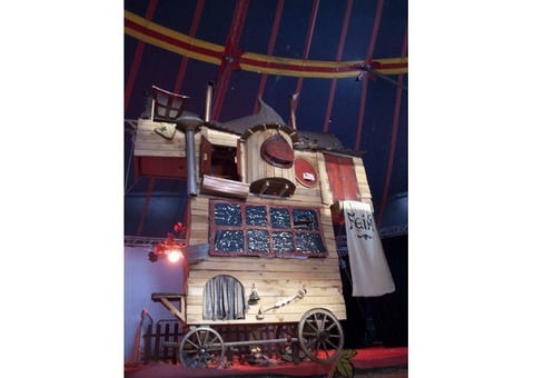 Décor de spectacle modulable en métal et bois