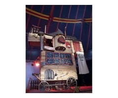 Décor de spectacle modulable en métal et bois