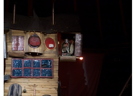 Décor de spectacle modulable en métal et bois