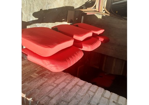 Vends 16 fauteuils de théâtre assise relevable sans accoudoirs