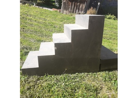 Vends escalier 5 marches en bois 1 marche escamotable situé sur larrière