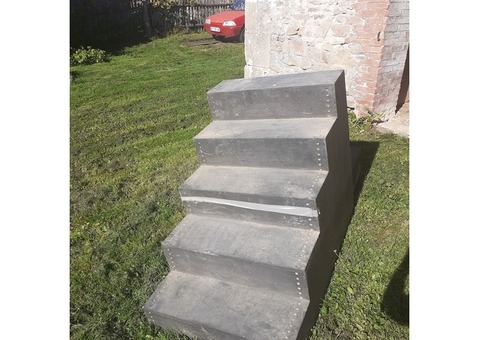 Vends escalier 5 marches en bois 1 marche escamotable situé sur larrière