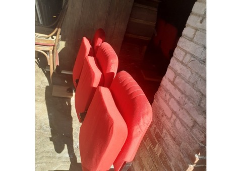 Vends 16 fauteuils de théâtre assise relevable sans accoudoirs