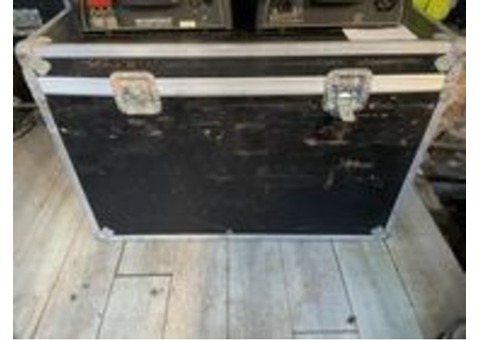 4 Lyres Crazy head 250 et leurs flight case à roulettes