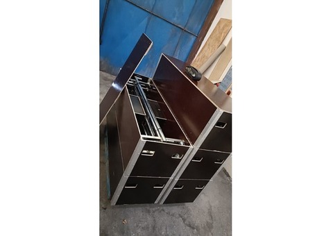 VESTIAIRE MOBILE 12 caisses 4 portants 25 cintres