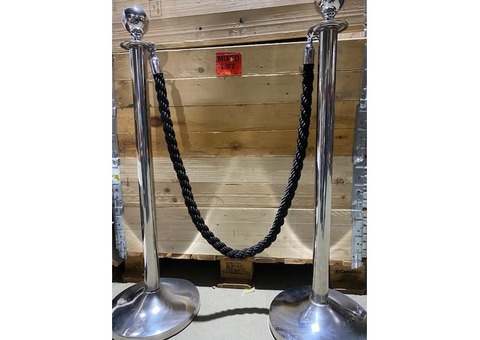 Potelets chromes et cordelettes