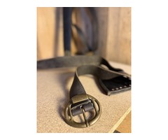 2 ÉPÉES AVEC BANDOULIÈRE EN CUIR