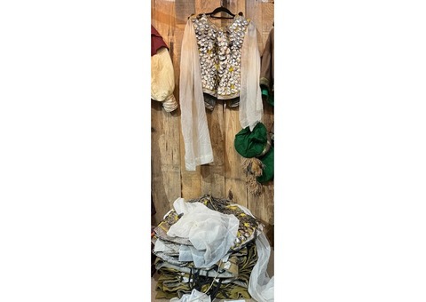 Lot global 29 costumes médiévaux 2 souslots