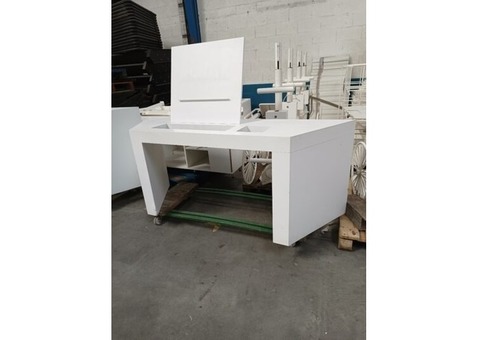 Table dexposition avec panneau de présentation