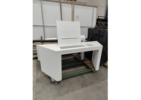 Table dexposition avec panneau de présentation