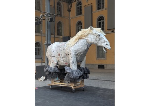 Urgent DON Cheval scénographique en bois élément de décos accessoire de scène