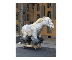 Urgent DON Cheval scénographique en bois élément de décos accessoire de scène