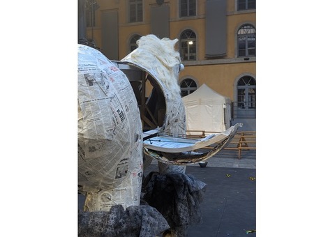 Urgent DON Cheval scénographique en bois élément de décos accessoire de scène