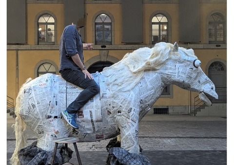 Urgent DON Cheval scénographique en bois élément de décos accessoire de scène
