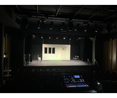 Décor de maison blanche avec porte et fenêtre PVC