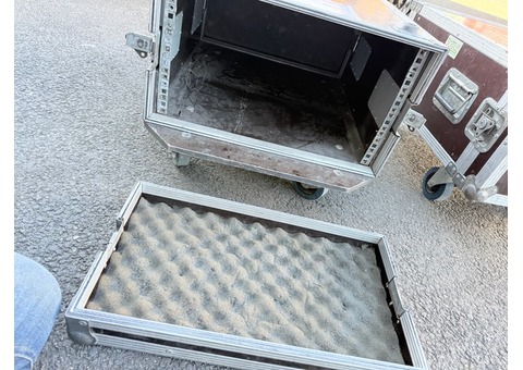 LOT DE DEUX RACKS AMPLI VIDES 6U